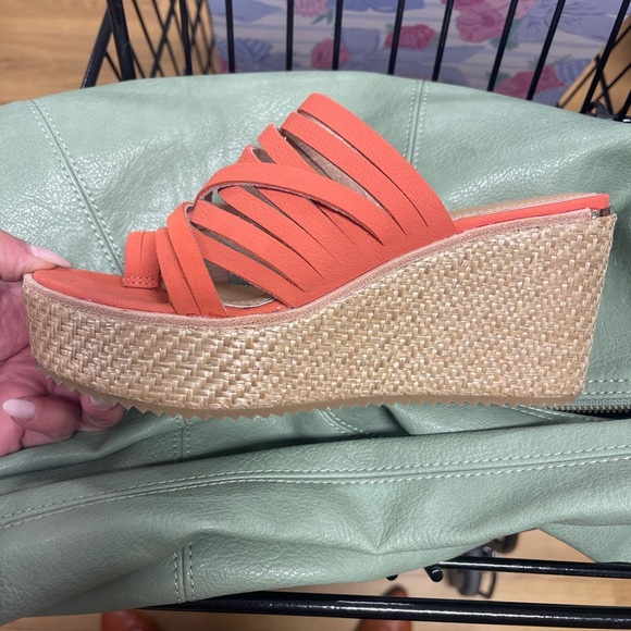 DONALD PLINER CORAL wedge slip on shoe!! Size 7!!! New! Gorgeous!! - Picture 9 of 9